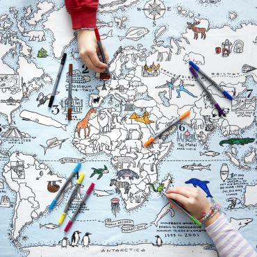 Tenture murale ou nappe à colorier lavable 'Carte du monde' Eatsleepdoodle avec un set de 10 feutres lavables